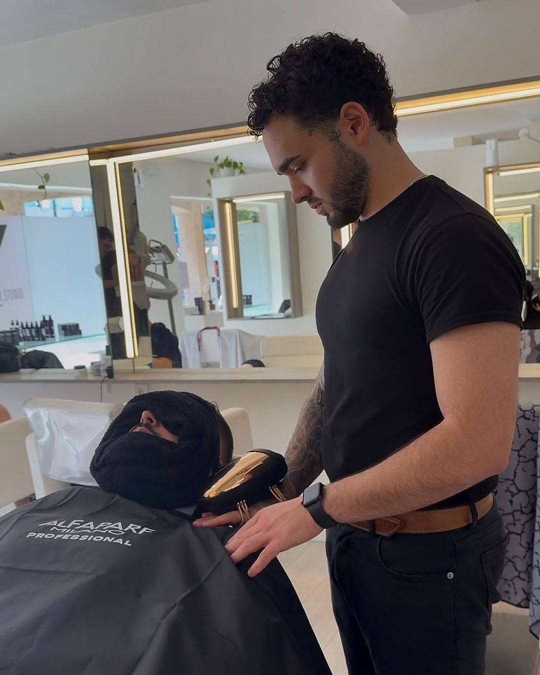 Carlos Kriado durante un ritual de barbería con toalla caliente en Kriado Studio